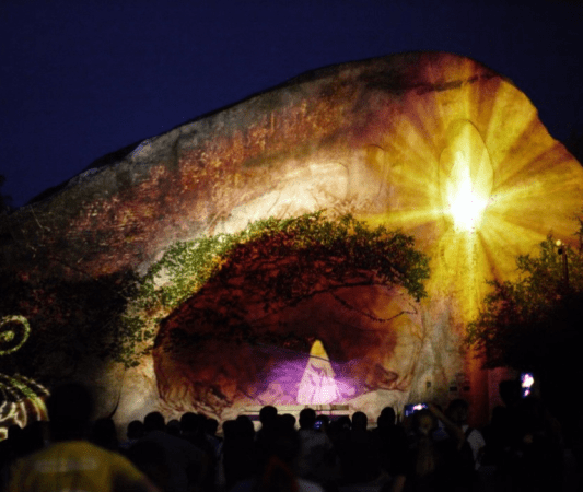 La Gruta de Lourdes de San Pedro de Colalao se ilumina con un nuevo mapping que une fe, historia y tecnología