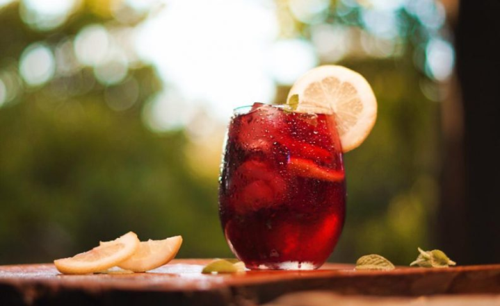 Tinto de verano tucumano: cuando el vino, el limón y el azúcar se unen en una causa común