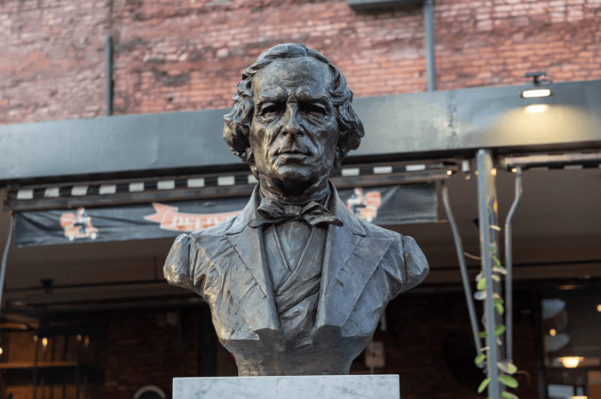 En qué consiste el Paseo Alberdi IA: historia, arte y tecnología en la esquina donde nació el prócer